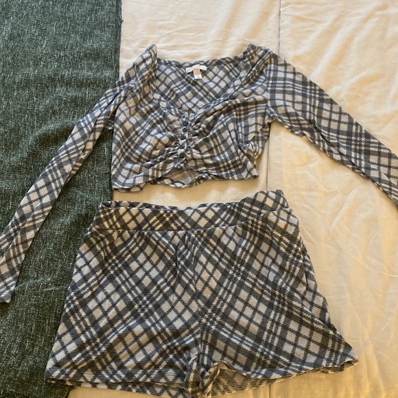 SOLD! Cute lounge set - Picture 2 of 5